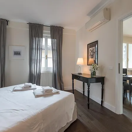 Novella Goldoni Suite-by Concierge Apartment