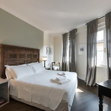 Novella Goldoni Suite-by Concierge Apartment
