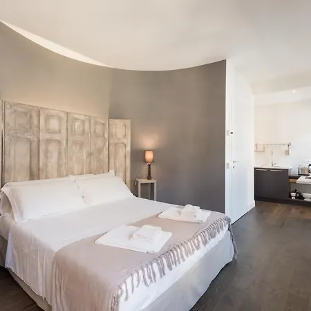 Novella Goldoni Suite-by Concierge Apartment