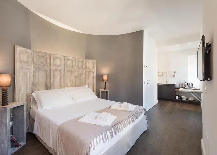 Novella Goldoni Suite-by Concierge Apartman